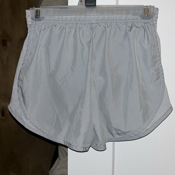 Nike women’s running shorts wolf grey- XS - Picture 3 of 5